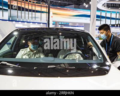 220722 -- CHONGQING, le 22 juillet 2022 -- les visiteurs découvrent une voiture à énergie nouvelle exposée à la quatrième foire internationale de l'investissement et du commerce de Chine occidentale, qui s'est tenue à Chongqing, dans le sud-ouest de la Chine, le 22 juillet 2022. La quatrième Foire internationale de l'investissement et du commerce de la Chine occidentale WCIFIT a débuté jeudi dans la municipalité de Chongqing, dans le sud-ouest de la Chine. L'événement sert à promouvoir l'image de la Chine occidentale tout en encourageant la coopération internationale. CHINE-CHONGQING-INVESTISSEMENT ET COMMERCE-SALON INTERNATIONAL CN HUANGXWEI PUBLICATIONXNOTXINXCHN Banque D'Images