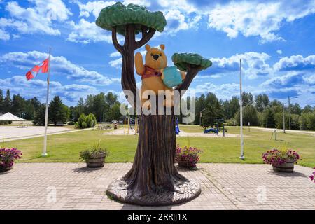 Vue de la statue de Winnie l'Ourson dans la ville de White River, Ontario Canada Banque D'Images