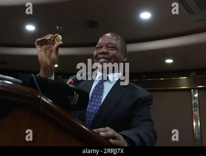 220726 -- HARARE, le 26 juillet 2022 -- le gouverneur de la Reserve Bank of Zimbabwe, John Mangudya, expose la nouvelle pièce d'or lors d'une conférence de presse à Harare, Zimbabwe, le 25 juillet 2022. Mangudya a dévoilé lundi des pièces d'or qui devraient agir comme une réserve de valeur et réduire la demande de dollars américains alors que le pays se bat pour contrôler la flambée de l'inflation. Photo de /Xinhua ZIMBABWE-HARARE-CENTRAL BANK-GOLD COIN-INTRODUCTION ShaunxJusa PUBLICATIONxNOTxINxCHN Banque D'Images