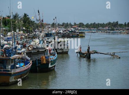 220726 -- NEGOMBO, le 26 juillet 2022 -- des pêcheurs travaillent dans un village de pêcheurs à Negombo, au Sri Lanka, le 26 juillet 2022. En raison de la pénurie de mazout, de nombreux pêcheurs sri-lankais se sont tournés vers les voiliers traditionnels à propulsion humaine pour pêcher pour gagner leur vie. SRI LANKA-NEGOMBO-VILLAGE DE PÊCHEURS WangxShen PUBLICATIONxNOTxINxCHN Banque D'Images