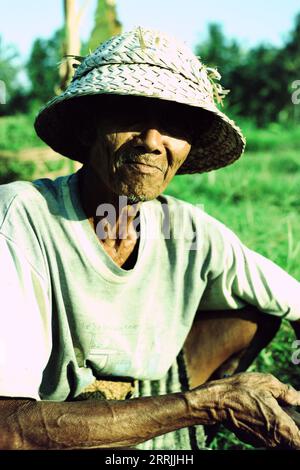 Portrait impressionnant d'un fermier balinais local travaillant dans le champ sous un soleil éclatant Banque D'Images