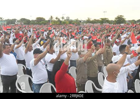 220727 -- CIENFUEGOS, le 27 juillet 2022 -- des gens participent à un rassemblement massif pour célébrer la Journée de la rébellion nationale à Cienfuegos, Cuba, le 26 juillet 2022. Mardi, les Cubains ont célébré le jour de la rébellion nationale avec un rassemblement massif pour la première fois depuis le début de la pandémie de COVID-19. Le leader révolutionnaire cubain Raul Castro et le président cubain Miguel Diaz-Canel ont assisté à l'événement qui s'est tenu dans la province centrale de Cienfuegos, située à environ 250 kilomètres à l'est de la capitale du pays, la Havane. Photo de /Xinhua CUBA-CIENFUEGOS-FÊTE DE LA RÉBELLION NATIONALE JoaquinxHernandez PUBLICATIONxNOTxINxCHN Banque D'Images