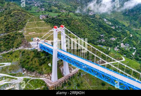 220727 -- SHANGRI-LA, 27 juillet 2022 -- une photo aérienne prise le 27 juillet 2022 montre le grand pont de la rivière Jinsha relié à l'entrée du tunnel de la montagne Haba le long de la voie ferrée Lijiang-Shangri-la dans la province du Yunnan au sud-ouest de la Chine. Avec une vitesse prévue de 120 kilomètres à l'heure, le chemin de fer Lijiang-Shangri-la, d'une longueur de 140 kilomètres, devrait raccourcir le temps de trajet entre Lijiang et Shangri-la après son exploitation. CHINA-YUNNAN-SHANGRI-LA-RAILWAY-CONSTRUCTION CN CHENXXINBO PUBLICATIONXNOTXINXCHN Banque D'Images