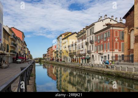 Navigli de Milan, Italie, 8 août 2023 ; Une belle vue de maisons le long du canal de Navigli di Milano Banque D'Images