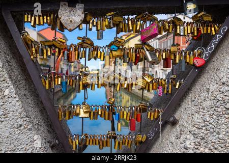 Love Locks sur un pont au-dessus d'une rivière dans le complexe Navigli, Milan, Italie, 8 août 2023 Banque D'Images