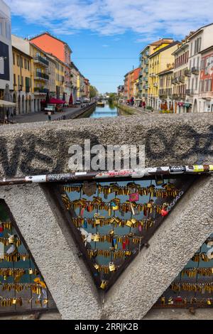 Love Locks sur un pont au-dessus d'une rivière dans le quartier Navigli, Milan, Italie, 8 août 2023 Banque D'Images