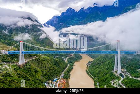 220727 -- SHANGRI-LA, 27 juillet 2022 -- une photo aérienne prise le 27 juillet 2022 montre une vue du grand pont de la rivière Jinsha le long de la voie ferrée Lijiang-Shangri-la dans la province du Yunnan au sud-ouest de la Chine. Avec une vitesse prévue de 120 kilomètres à l'heure, le chemin de fer Lijiang-Shangri-la, d'une longueur de 140 kilomètres, devrait raccourcir le temps de trajet entre Lijiang et Shangri-la après son exploitation. CHINA-YUNNAN-SHANGRI-LA-RAILWAY-CONSTRUCTION CN CHENXXINBO PUBLICATIONXNOTXINXCHN Banque D'Images