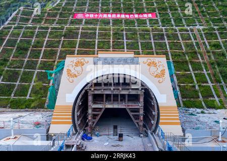 220727 -- SHANGRI-LA, 27 juillet 2022 -- une photo aérienne prise le 26 juillet 2022 montre l'entrée du tunnel de la montagne Haba le long de la voie ferrée Lijiang-Shangri-la dans la province du Yunnan, dans le sud-ouest de la Chine. Avec une vitesse prévue de 120 kilomètres à l'heure, le chemin de fer Lijiang-Shangri-la, d'une longueur de 140 kilomètres, devrait raccourcir le temps de trajet entre Lijiang et Shangri-la après son exploitation. CHINA-YUNNAN-SHANGRI-LA-RAILWAY-CONSTRUCTION CN CHENXXINBO PUBLICATIONXNOTXINXCHN Banque D'Images