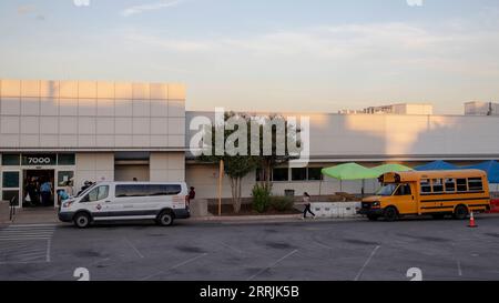 220727 -- SAN ANTONIO É.-U., 27 juillet 2022 -- une photo prise le 26 juillet 2022 montre un centre de ressources pour migrants à San Antonio, Texas, États-Unis. Selon les responsables municipaux, plus de 70 000 migrants sont arrivés à San Antonio depuis mars 2022. Photo de /Xinhua U.S.-SAN ANTONIO-MIGRANT RESOURCE CENTER NickxWagner PUBLICATIONxNOTxINxCHN Banque D'Images