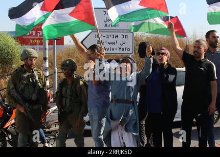 220727 -- SALFIT, 27 juillet 2022 -- des manifestants palestiniens crient des slogans lors d'une manifestation contre l'expansion des colonies juives dans le village de Kifl Haris près de la ville de Salfit en Cisjordanie, le 27 juillet 2022. Photo de /Xinhua MIDEAST-SALFIT-PROTEST NidalxEshtayeh PUBLICATIONxNOTxINxCHN Banque D'Images