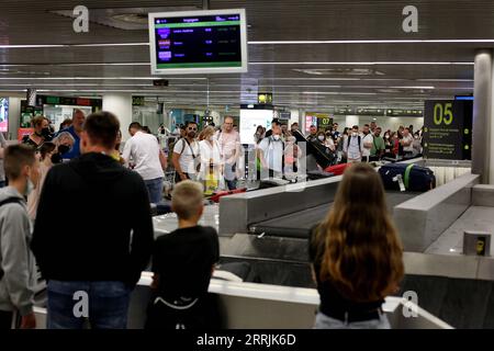 220728 -- LISBONNE, le 28 juillet 2022 -- les voyageurs attendent leurs bagages dans le hall des arrivées de l'aéroport Humberto Delgado de Lisbonne, Portugal, le 27 juillet 2022. Photo de /Xinhua PORTUGAL-LISBONNE-TOURISME PedroxFiuza PUBLICATIONxNOTxINxCHN Banque D'Images