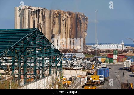 220728 -- BEYROUTH, 28 juillet 2022 -- une photo prise le 28 juillet 2022 montre les silos à grains endommagés lors de l'explosion du port de Beyrouth en 2020 à Beyrouth, au Liban. Les silos à céréales du port de Beyrouth, frappé par l'explosion, risquent de s'effondrer après un incendie ce mois-ci, a déclaré mercredi le Premier ministre libanais désigné Najib Mikati. LIBAN-BEYROUTH PORT-SILOS-EFFONDREMENT RISQUE BILALXJAWICH PUBLICATIONXNOTXINXCHN Banque D'Images