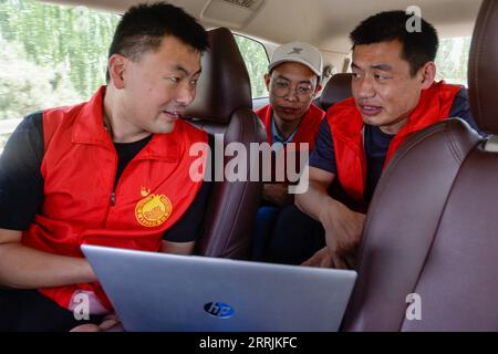 220728 -- URUMQI, le 28 juillet 2022 -- Gu Hailin L et Mao Hongling R discutent de leur projet de visiter des maisons d'étudiants lors d'un voyage en voiture à Kashgar, dans la région autonome ouïgour du Xinjiang, au nord-ouest de la Chine, le 17 juin 2022. Xinhua Headlines : les visites à domicile des enseignants racontent les histoires de croissance des étudiants du Xinjiang GaoxHan PUBLICATIONxNOTxINxCHN Banque D'Images