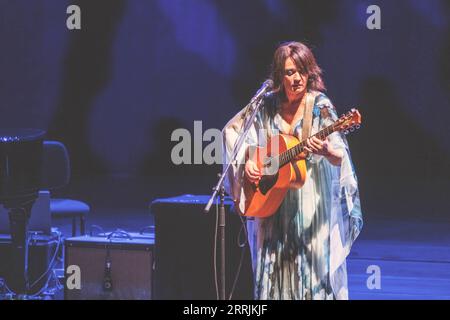 Carmen Consoli se produit sur scène à l'Auditorium Parco della Musica Ennio Morricone à Rome. Banque D'Images