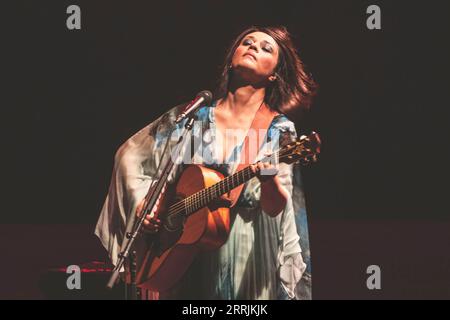 Carmen Consoli se produit sur scène à l'Auditorium Parco della Musica Ennio Morricone à Rome. Banque D'Images