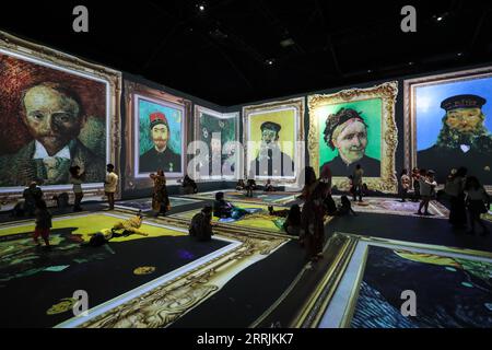 220728 -- RIO DE JANEIRO, 28 juillet 2022 -- les gens visitent l'exposition immersive VAN GOGH LIVE 8k art à Rio de Janeiro, Brésil, le 28 juillet 2022. BRÉSIL-RIO DE JANEIRO-EXPOSITION IMMERSIVE-VAN GOGH WANGXTIANCONG PUBLICATIONXNOTXINXCHN Banque D'Images