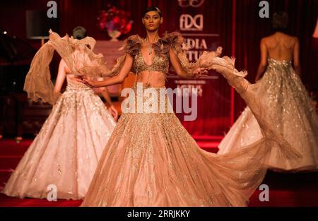 220729 -- NEW DELHI, le 29 juillet 2022 -- des mannequins exposent des créations de la créatrice indienne Dolly J lors de la FDCI India Couture week à New Delhi, en Inde, le 28 juillet 2022. INDE-NEW DELHI-DÉFILÉ DE MODE-SEMAINE DE COUTURE JAVEDXDAR PUBLICATIONXNOTXINXCHN Banque D'Images