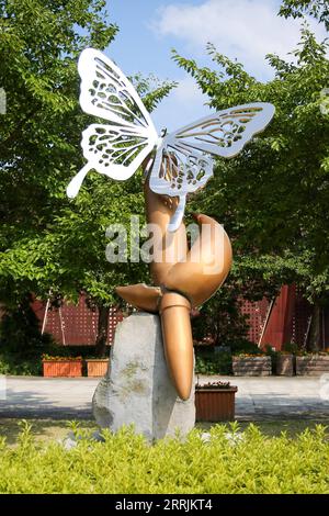 220729 -- CHUNGCHEONGBUK-DO, le 29 juillet 2022 -- Une statue est vue au parc No Gun RI Peace dans le comté de Yeongdong à Chungcheongbuk-do, en Corée du Sud, le 28 juillet 2022. Le massacre de No Gun RI, l'un des assauts les plus meurtriers que l'armée américaine ait commis pendant la guerre de Corée, avait été enterré profondément dans l'histoire, jusqu'à ce que l'Associated Press découvre l'horrible tragédie en 1999. Après le déclenchement de la guerre, les troupes américaines ont rapidement subi des revers tandis que les forces de la République populaire démocratique de Corée RPDC avançaient. Le 26 juillet 1950, par crainte que les troupes de guérilla de la RPDC ne déguisent Banque D'Images