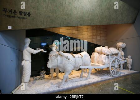 220729 -- CHUNGCHEONGBUK-DO, le 29 juillet 2022 -- une aire d'exposition est vue au Mémorial de la paix No Gun RI dans le comté de Yeongdong à Chungcheongbuk-do, Corée du Sud, le 28 juillet 2022. Le massacre de No Gun RI, l'un des assauts les plus meurtriers que l'armée américaine ait commis pendant la guerre de Corée, avait été enterré profondément dans l'histoire, jusqu'à ce que l'Associated Press découvre l'horrible tragédie en 1999. Après le déclenchement de la guerre, les troupes américaines ont rapidement subi des revers tandis que les forces de la République populaire démocratique de Corée RPDC avançaient. Le 26 juillet 1950, par crainte que les troupes de guérilla de la RPDC Banque D'Images