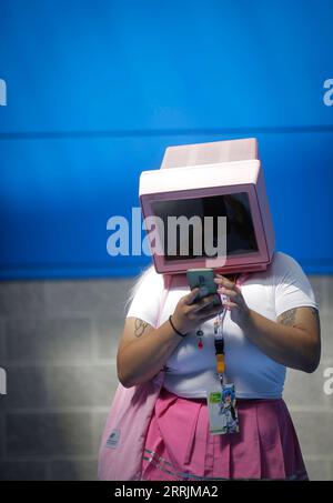 220730 -- VANCOUVER, le 30 juillet 2022 -- Un cosplayeur pose en tenant un téléphone cellulaire pendant la convention Anime Revolution à Vancouver, Colombie-Britannique, Canada, le 29 juillet 2022. Photo de /Xinhua CANADA-VANCOUVER-ANIME REVOLUTION LiangxSen PUBLICATIONxNOTxINxCHN Banque D'Images