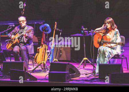 Carmen Consoli et Elvis Costello se produisent sur scène à l'Auditorium Parco della Musica Ennio Morricone à Rome. (Photo de Valeria Magri / SOPA Images/Sipa USA) Banque D'Images