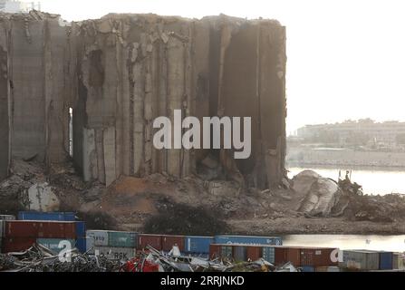 220801 -- BEYROUTH, 1 août 2022 -- une photo prise le 31 juillet 2022 montre les silos à céréales du port de Beyrouth après l'effondrement de sa partie nord à Beyrouth, au Liban. La partie nord des silos à céréales du port de Beyrouth s'est effondrée dimanche après avoir été en feu pendant des semaines, provoquant un énorme nuage de poussière, a rapporté l'Agence nationale de presse. LIBAN-BEYROUTH PORT-SILOS-EFFONDREMENT BilalxJawich PUBLICATIONxNOTxINxCHN Banque D'Images