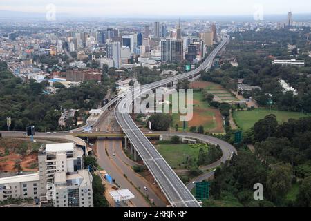 220801 -- NAIROBI, 1 août 2022 -- une photo prise le 8 mai 2022 montre une section de la Nairobi Expressway à Nairobi, au Kenya. Le président du Kenya, Uhuru Kenyatta, a salué dimanche les routes construites par les Chinois dans son pays pour stimuler le développement et réduire les temps de trajet. Kenyatta a fait ces commentaires lors de la cérémonie de mise en service de la Nairobi Expressway et de la rocade est de Nairobi rénovée. China Road and Bridge Corporation a construit la Nairobi Expressway de 27 km dans le cadre d'un modèle de partenariat public-privé. La route a commencé une course d'essai en mai. KENYA-NAIROBI-CHINESE-BULIT-EXPRESSWAY-COMMISTING CE Banque D'Images