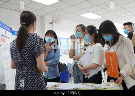 220801 -- BEIJING, le 1 août 2022 -- les étudiants découvrent des informations sur le recrutement lors d'un salon de l'emploi sur le campus de l'Université Southwest, dans le sud-ouest de la Chine, Chongqing, le 13 mai 2022. Photo par /Xinhua Xinhua titres : la Chine s'efforce de maintenir la dynamique de la croissance économique, visant les meilleurs résultats possibles QinxTingfu PUBLICATIONxNOTxINxCHN Banque D'Images