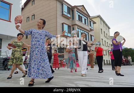 220731 -- JING AN, 31 juillet 2022 -- des touristes dansent dans le village de Sanping de la ville de Zhongyuan dans le comté de Jing an, province du Jiangxi, dans l'est de la Chine, le 27 juillet 2022. Situé à une altitude de plus de 600 mètres, Zhongyuan Town dans la province de Jiangxi de l'est de la Chine a un taux de couverture forestière de près de 90%. En conséquence, la température moyenne ici est de 6 à 10 degrés Celsius plus froide que celle de la ville voisine de Nanchang, la capitale de la province du Jiangxi, ce qui fait de la ville une station estivale favorable pour les touristes pour échapper à la chaleur estivale. Cet endroit était frappé par la pauvreté, et nous avons gagné notre vie en abattant les bambous, sa Banque D'Images