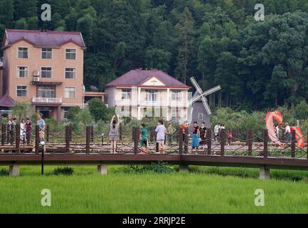 220731 -- JING AN, 31 juillet 2022 -- les touristes profitent de leurs loisirs dans le village de Sanping de la ville de Zhongyuan dans le comté de Jing an, province de Jiangxi dans l'est de la Chine, le 27 juillet 2022. Situé à une altitude de plus de 600 mètres, Zhongyuan Town dans la province de Jiangxi de l'est de la Chine a un taux de couverture forestière de près de 90%. En conséquence, la température moyenne ici est de 6 à 10 degrés Celsius plus froide que celle de la ville voisine de Nanchang, la capitale de la province du Jiangxi, ce qui fait de la ville une station estivale favorable pour les touristes pour échapper à la chaleur estivale. Cet endroit était frappé de pauvreté, et nous avons gagné notre vie en coupant dow Banque D'Images