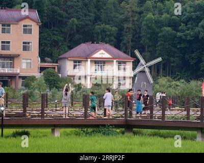 220731 -- JING AN, 31 juillet 2022 -- les touristes profitent de leurs loisirs dans le village de Sanping de la ville de Zhongyuan dans le comté de Jing an, province de Jiangxi dans l'est de la Chine, le 27 juillet 2022. Situé à une altitude de plus de 600 mètres, Zhongyuan Town dans la province de Jiangxi de l'est de la Chine a un taux de couverture forestière de près de 90%. En conséquence, la température moyenne ici est de 6 à 10 degrés Celsius plus froide que celle de la ville voisine de Nanchang, la capitale de la province du Jiangxi, ce qui fait de la ville une station estivale favorable pour les touristes pour échapper à la chaleur estivale. Cet endroit était frappé de pauvreté, et nous avons gagné notre vie en coupant dow Banque D'Images