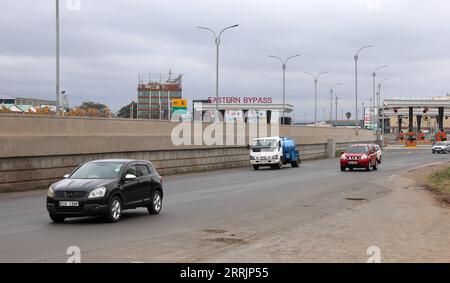 220801 -- NAIROBI, le 1 août 2022 -- des véhicules automobiles roulent sur la voie de contournement de Nairobi Eastern Bypass rénovée à Nairobi, Kenya, le 31 juillet 2022. Le président du Kenya, Uhuru Kenyatta, a salué dimanche les routes construites par les Chinois dans son pays pour stimuler le développement et réduire les temps de trajet. Kenyatta a fait ces commentaires lors de la cérémonie de mise en service de la Nairobi Expressway et de la rocade est de Nairobi rénovée. Le projet de contournement oriental de Nairobi a été entrepris par China Communications Construction Company en janvier et a élargi le contournement de la route à deux voies d'origine à une voie unique à quatre voies Banque D'Images