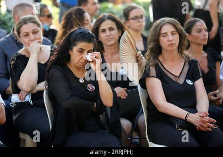 220802 -- BEYROUTH, le 2 août 2022 -- des personnes participent à un service commémoratif pour marquer le 2e anniversaire de l'explosion du port de Beyrouth à Beyrouth, au Liban, le 2 août 2022. LIBAN-BEYROUTH-BLAST-ANNIVERSARY-MEMORIAL SERVICE BILALXJAWICH PUBLICATIONXNOTXINXCHN Banque D'Images