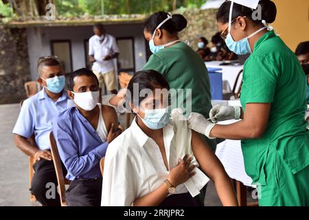 220803 -- COLOMBO, le 3 août 2022 -- des personnes reçoivent des injections de rappel du vaccin contre la COVID-19 à Colombo, au Sri Lanka, le 3 août 2022. Photo de /Xinhua SRI LANKA-COLOMBO-COVID-19-BOOSTER SHOTS GayanxSameera PUBLICATIONxNOTxINxCHN Banque D'Images