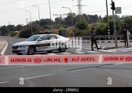 220804 -- SDEROT ISRAËL, 4 août 2022 -- les forces de sécurité israéliennes bloquent une route vers Sderot dans le sud d'Israël près de la frontière avec Gaza, le 4 août 2022. Israël a déployé jeudi des drones d’attaque au-dessus de la bande de Gaza et a continué de fermer les routes principales dans le sud du pays, dans un contexte de tensions croissantes avec les Palestiniens. Photo de /Xinhua ISRAEL-SDEROT-GAZA-RISING TENSIONS GilxCohenxMagen PUBLICATIONxNOTxINxCHN Banque D'Images