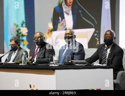 220804 -- GABORONE, 4 août 2022 -- le président Cyril Ramaphosa 2nd L d'Afrique du Sud et le président Mokgweetsi Masisi 2nd R du Botswana participent à la table ronde Botswana-Afrique du Sud Business Forum à Gaborone, Botswana, le 4 août 2022. Le président Mokgweetsi Masisi du Botswana a déclaré jeudi que ce pays d’Afrique australe continue de travailler sans relâche pour améliorer ses exportations vers l’Afrique du Sud. Photo par /Xinhua BOTSWANA-GABORONE-AFRIQUE DU SUD-BUSINESS FORUM ROUNDTABLE TshekisoxTebalo PUBLICATIONxNOTxINxCHN Banque D'Images