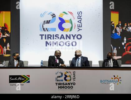 220804 -- GABORONE, 4 août 2022 -- le président Cyril Ramaphosa 2nd L d'Afrique du Sud et le président Mokgweetsi Masisi 2nd R du Botswana participent à la table ronde Botswana-Afrique du Sud Business Forum à Gaborone, Botswana, le 4 août 2022. Le président Mokgweetsi Masisi du Botswana a déclaré jeudi que ce pays d’Afrique australe continue de travailler sans relâche pour améliorer ses exportations vers l’Afrique du Sud. Photo par /Xinhua BOTSWANA-GABORONE-AFRIQUE DU SUD-BUSINESS FORUM ROUNDTABLE TshekisoxTebalo PUBLICATIONxNOTxINxCHN Banque D'Images