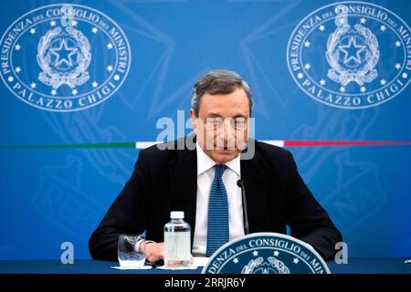 220804 -- ROME, le 4 août 2022 -- le Premier ministre italien Mario Draghi prend la parole lors d'une conférence de presse à Rome, en Italie, le 4 août 2022. Mario Draghi a annoncé jeudi un paquet d'aide d'une valeur estimée à 17 milliards d'euros 17,3 milliards de dollars américains pour lutter contre la flambée de l'inflation et la sécheresse. Photo de /Xinhua ITALY-ROME-PM-PRESS CONFERENCE AlbertoxLingria PUBLICATIONxNOTxINxCHN Banque D'Images