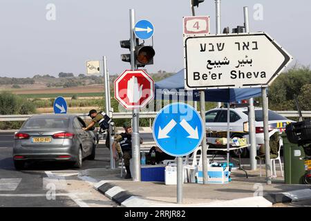 Actualités Bilder des Tages 220804 -- SDEROT ISRAËL, 4 août 2022 -- les forces de sécurité israéliennes bloquent une route vers Sderot dans le sud d'Israël près de la frontière avec Gaza, le 4 août 2022. Israël a déployé jeudi des drones d’attaque au-dessus de la bande de Gaza et a continué de fermer les routes principales dans le sud du pays, dans un contexte de tensions croissantes avec les Palestiniens. Photo de /Xinhua ISRAEL-SDEROT-GAZA-RISING TENSIONS GilxCohenxMagen PUBLICATIONxNOTxINxCHN Banque D'Images