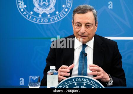 220804 -- ROME, le 4 août 2022 -- le Premier ministre italien Mario Draghi prend la parole lors d'une conférence de presse à Rome, en Italie, le 4 août 2022. Mario Draghi a annoncé jeudi un paquet d'aide d'une valeur estimée à 17 milliards d'euros 17,3 milliards de dollars américains pour lutter contre la flambée de l'inflation et la sécheresse. Photo de /Xinhua ITALY-ROME-PM-PRESS CONFERENCE AlbertoxLingria PUBLICATIONxNOTxINxCHN Banque D'Images