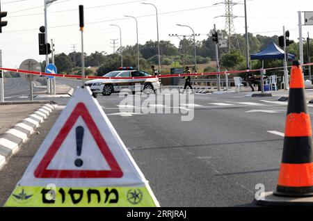 220804 -- SDEROT ISRAËL, 4 août 2022 -- les forces de sécurité israéliennes bloquent une route vers Sderot dans le sud d'Israël près de la frontière avec Gaza, le 4 août 2022. Israël a déployé jeudi des drones d’attaque au-dessus de la bande de Gaza et a continué de fermer les routes principales dans le sud du pays, dans un contexte de tensions croissantes avec les Palestiniens. Photo de /Xinhua ISRAEL-SDEROT-GAZA-RISING TENSIONS GilxCohenxMagen PUBLICATIONxNOTxINxCHN Banque D'Images