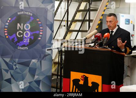 Riga, Lettonie. 08 septembre 2023. L'amiral Stephan Haisch de la flottille prend la parole lors de la conférence de presse à Riga. La manœuvre des côtes du Nord est un exercice de la marine allemande conçu pour promouvoir la coopération entre les pays de la région de la mer Baltique. Quatorze pays participent à l'exercice, dont l'Italie, la France, le Canada et les États-Unis. Crédit : Roman Koksarov/dpa/Alamy Live News Banque D'Images