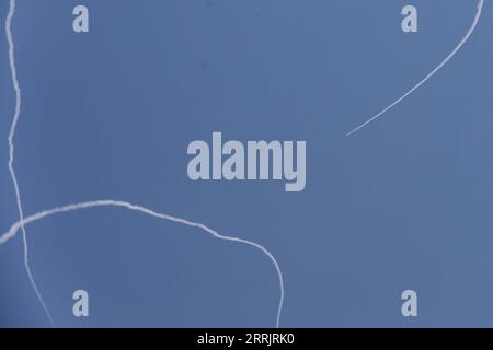 220807 -- ASHKELON, 7 août 2022 -- le système de défense aérienne israélien Iron Dome cherche à intercepter une roquette lancée depuis la bande de Gaza au-dessus de la ville israélienne d'Ashkelon le 6 août 2022. Via Xinhua ISRAËL-IRON DOME SYSTÈME DE DÉFENSE-INTERCEPTION IlanxAssayag/JINI PUBLICATIONxNOTxINxCHN Banque D'Images