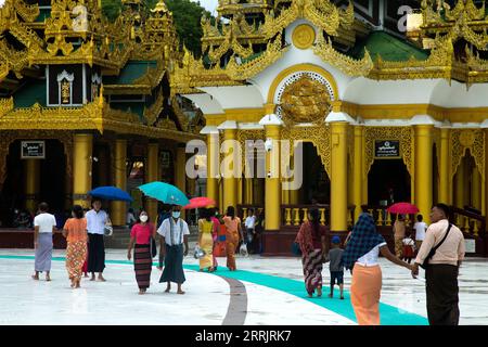 220806 -- YANGON, 6 août 2022 -- visite de la pagode Shwedagon à Yangon, Myanmar, le 6 août 2022. Le Myanmar n’a enregistré aucun nouveau décès lié au COVID-19 au cours des 122 derniers jours, la plus longue période sans décès dus au virus depuis le début de la pandémie dans le pays, a déclaré samedi le ministère de la Santé. Photo de /Xinhua MYANMAR-COVID-19-NOMBRE DE DÉCÈS MyoxKyawxSoe PUBLICATIONxNOTxINxCHN Banque D'Images