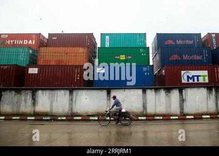 220806 -- YANGON, le 6 août 2022 -- un homme monte près d'un port à Yangon, Myanmar, le 6 août 2022. La Banque centrale du Myanmar CBM a assoupli son ordre de conversion des devises étrangères, permettant aux exportateurs de convertir obligatoirement seulement 65 pour cent de leurs revenus en kyats. Photo de /Xinhua MYANMAR-YANGON-ORDRE DE CONVERSION DE DEVISES-DÉTENTE MyoxKyawxSoe PUBLICATIONxNOTxINxCHN Banque D'Images