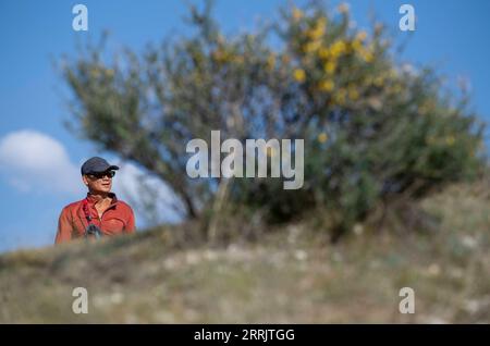 220808 -- XINJIANG, 8 août 2022 -- Chen Ruifeng se repose dans la banlieue sud d Urumqi, dans la région autonome ouïgoure du Xinjiang, au nord-ouest de la Chine, le 11 juin 2022. Né au Xinjiang, Chen Ruifeng, 52 ans, est un amateur de parapente. Il dit qu'il a envie d'avoir ses propres ailes quand le parapente s'ouvre. En 2016, Chen Ruifeng commence à pratiquer le parapente. Plus tard, il a rejoint un club local et a reçu son certificat de pilotage après la formation. Passionné de plein air, il s’engage également dans le Trail running, l’alpinisme et l’escalade sur glace. Selon lui, le terrain unique du Xinjiang, comme moun Banque D'Images