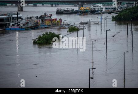 220809 -- SÉOUL, 9 août 2022 -- Un parc est inondé par des inondations à Séoul, Corée du Sud, le 9 août 2022. Huit personnes ont été tuées et six autres ont disparu alors que la région métropolitaine de la Corée du Sud a été pilonnée par de fortes pluies, a déclaré mardi le siège central des mesures de lutte contre les catastrophes et la sécurité. Plus de 100 millimètres par heure de pluies ont frappé la capitale Séoul, la ville portuaire occidentale d'Incheon et la province de Gyeonggi, qui entoure Séoul, lundi soir. Via Xinhua CORÉE DU SUD-SÉOUL-FORTES PLUIES NEWSIS PUBLICATIONxNOTxINxCHN Banque D'Images