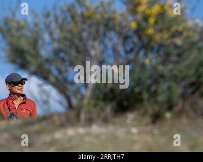 220808 -- XINJIANG, 8 août 2022 -- Chen Ruifeng se repose dans la banlieue sud d Urumqi, dans la région autonome ouïgoure du Xinjiang, au nord-ouest de la Chine, le 11 juin 2022. Né au Xinjiang, Chen Ruifeng, 52 ans, est un amateur de parapente. Il dit qu'il a envie d'avoir ses propres ailes quand le parapente s'ouvre. En 2016, Chen Ruifeng commence à pratiquer le parapente. Plus tard, il a rejoint un club local et a reçu son certificat de pilotage après la formation. Passionné de plein air, il s’engage également dans le Trail running, l’alpinisme et l’escalade sur glace. Selon lui, le terrain unique du Xinjiang, comme moun Banque D'Images