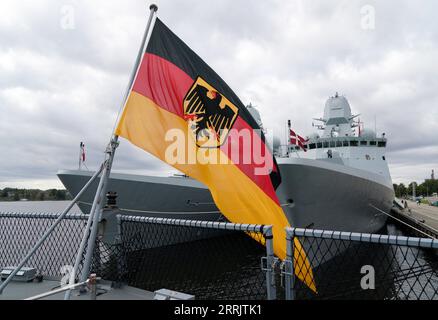 Riga, Lettonie. 08 septembre 2023. Le drapeau allemand de la frégate Hamburg flotte à Riga. La manœuvre des côtes du Nord est un exercice de la marine allemande conçu pour promouvoir la coopération entre les pays de la région de la mer Baltique. Quatorze pays participent à l'exercice, dont l'Italie, la France, le Canada et les États-Unis. Crédit : Roman Koksarov/dpa/Alamy Live News Banque D'Images