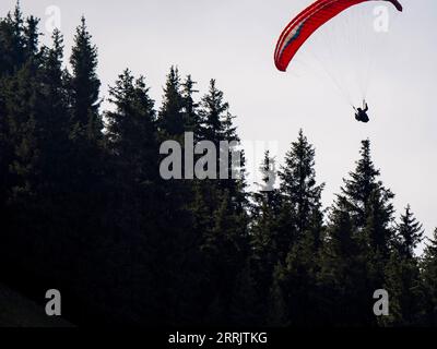 220808 -- XINJIANG, 8 août 2022 -- Chen Ruifeng glisse dans le ciel dans le comté de Jimsar, dans la région autonome ouïgoure du Xinjiang, au nord-ouest de la Chine, le 21 mai 2022. Né au Xinjiang, Chen Ruifeng, 52 ans, est un amateur de parapente. Il dit qu'il a envie d'avoir ses propres ailes quand le parapente s'ouvre. En 2016, Chen Ruifeng commence à pratiquer le parapente. Plus tard, il a rejoint un club local et a reçu son certificat de pilotage après la formation. Passionné de plein air, il s’engage également dans le Trail running, l’alpinisme et l’escalade sur glace. Selon lui, le terrain unique du Xinjiang, comme les montagnes, s Banque D'Images